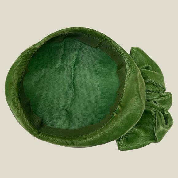 Vintage Emerald Green Velvet Cloche Hat Bow Rhinestone Mid Century 21” main image 7